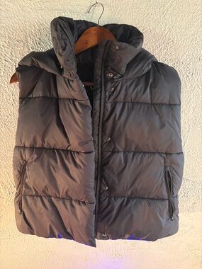 ALO women’s Black Puffer Vest Jacket with Hood